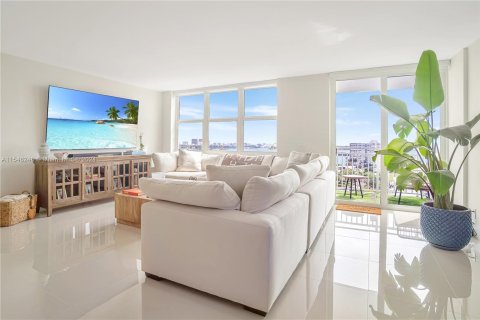 Condominio en venta en North Miami, Florida, 2 dormitorios, 121.14 m2 № 1050682 - foto 2