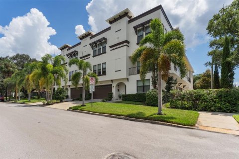 Townhouse in Tampa, Florida 3 bedrooms, 280.84 sq.m. № 1342177 - photo 1