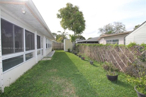 House in Sunrise, Florida 4 bedrooms, 166.39 sq.m. № 1047445 - photo 30