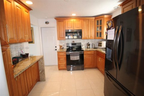 House in Sunrise, Florida 4 bedrooms, 166.39 sq.m. № 1047445 - photo 3