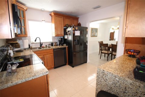 House in Sunrise, Florida 4 bedrooms, 166.39 sq.m. № 1047445 - photo 4