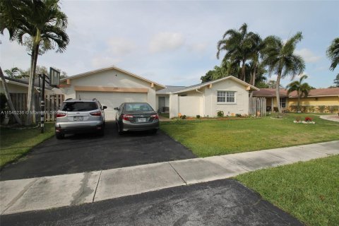 House in Sunrise, Florida 4 bedrooms, 166.39 sq.m. № 1047445 - photo 2