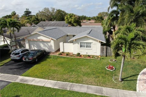 House in Sunrise, Florida 4 bedrooms, 166.39 sq.m. № 1047445 - photo 1
