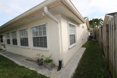 House in Sunrise, Florida 4 bedrooms, 166.39 sq.m. № 1047445 - photo 29