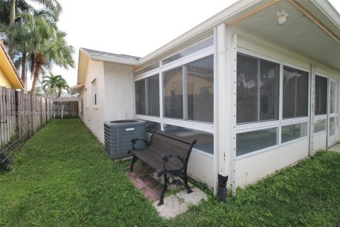 House in Sunrise, Florida 4 bedrooms, 166.39 sq.m. № 1047445 - photo 28