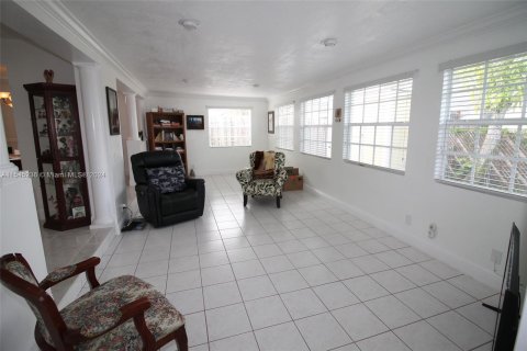 House in Sunrise, Florida 4 bedrooms, 166.39 sq.m. № 1047445 - photo 9