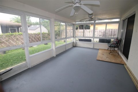 House in Sunrise, Florida 4 bedrooms, 166.39 sq.m. № 1047445 - photo 27