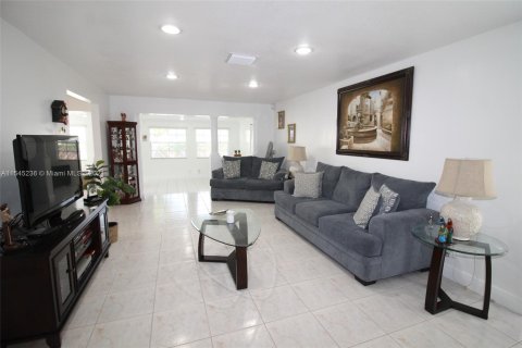 House in Sunrise, Florida 4 bedrooms, 166.39 sq.m. № 1047445 - photo 8