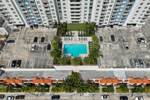Купить таунхаус в Майами, Флорида 2 спальни, 114.73м2, № 1050444 - фото 16