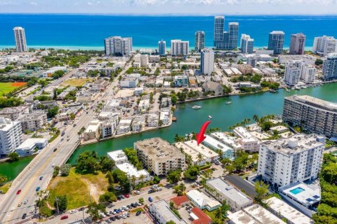 Copropriété à vendre à Miami Beach, Floride: 2 chambres, 76.46 m2 № 1162671 - photo 1