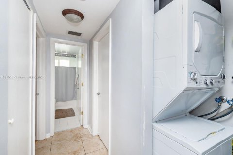 Condo in Miami Beach, Florida, 2 bedrooms  № 1162671 - photo 22