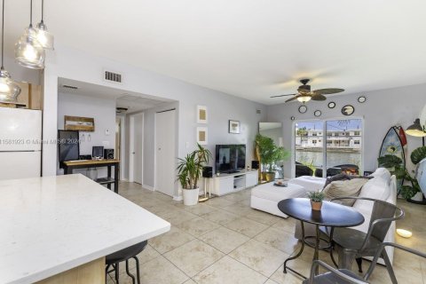 Condo in Miami Beach, Florida, 2 bedrooms  № 1162671 - photo 17