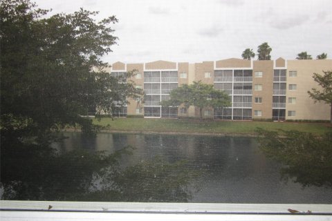 Condo in Tamarac, Florida, 2 bedrooms  № 1059006 - photo 1