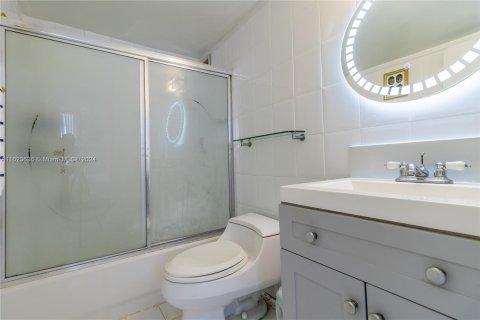 Condo in Miami Beach, Florida, 1 bedroom  № 1270783 - photo 8