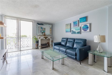 Condo in Miami Beach, Florida, 1 bedroom  № 1270783 - photo 15