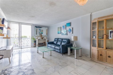 Condo in Miami Beach, Florida, 1 bedroom  № 1270783 - photo 13