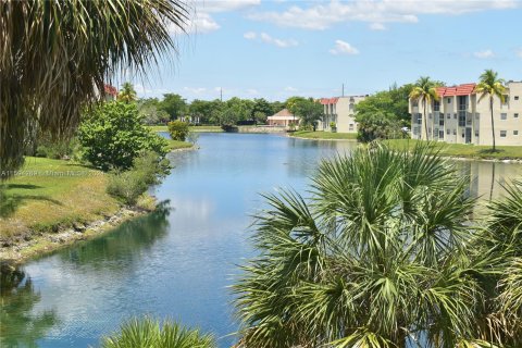 Condo in Sunrise, Florida, 2 bedrooms  № 1186738 - photo 1