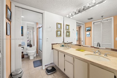 Condo in Bay Harbor Islands, Florida, 3 bedrooms  № 1241529 - photo 24