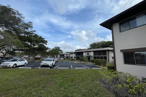 Condo in Tamarac, Florida, 2 bedrooms  № 1060554 - photo 4