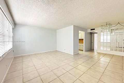 Condo in Pembroke Pines, Florida, 1 bedroom  № 1210032 - photo 2