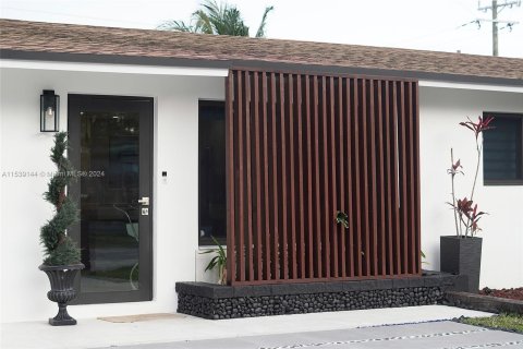 House in Dania Beach, Florida 4 bedrooms, 132.11 sq.m. № 1029804 - photo 2