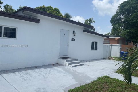 House in Miami, Florida 5 bedrooms, 137.96 sq.m. № 1281792 - photo 2