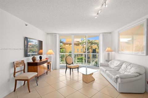 Condominio en venta en Surfside, Florida, 1 dormitorio, 106.84 m2 № 1054047 - foto 1
