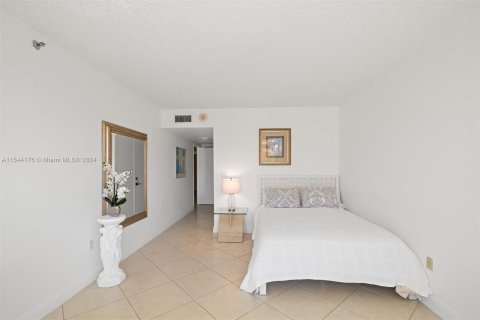 Condominio en venta en Surfside, Florida, 1 dormitorio, 106.84 m2 № 1054047 - foto 9