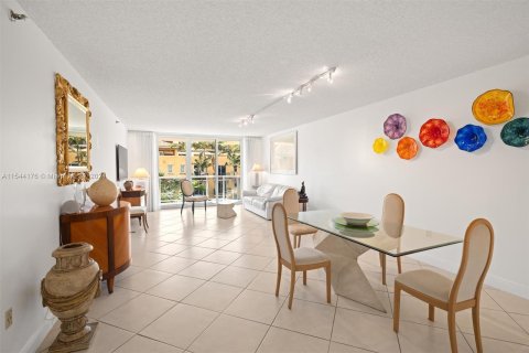 Condominio en venta en Surfside, Florida, 1 dormitorio, 106.84 m2 № 1054047 - foto 3