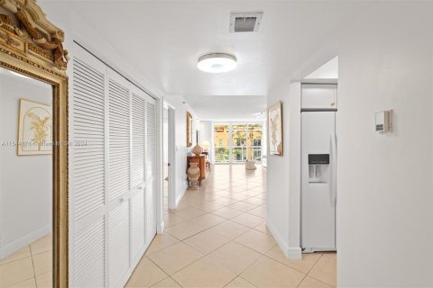 Condominio en venta en Surfside, Florida, 1 dormitorio, 106.84 m2 № 1054047 - foto 2