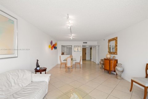 Condominio en venta en Surfside, Florida, 1 dormitorio, 106.84 m2 № 1054047 - foto 4