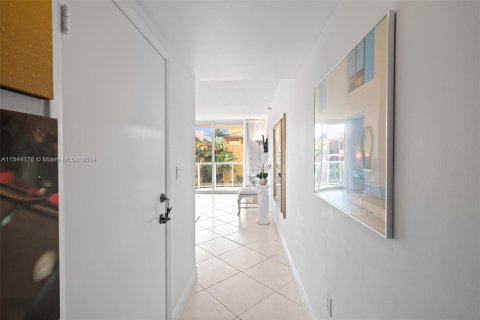 Condominio en venta en Surfside, Florida, 1 dormitorio, 106.84 m2 № 1054047 - foto 8