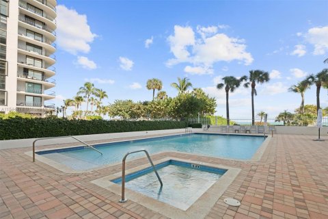 Condominio en venta en Surfside, Florida, 1 dormitorio, 106.84 m2 № 1054047 - foto 18