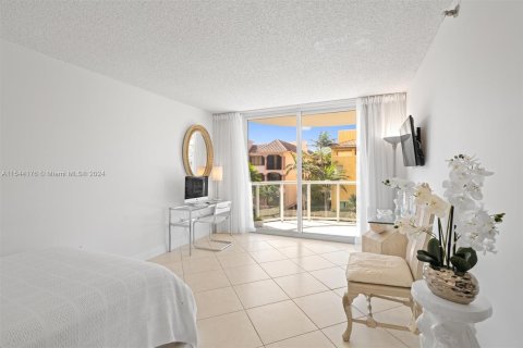 Condominio en venta en Surfside, Florida, 1 dormitorio, 106.84 m2 № 1054047 - foto 11