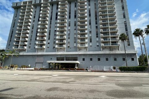 Купить кондоминиум в Норт-Майами, Флорида 2 спальни, 97.55м2, № 1043953 - фото 17