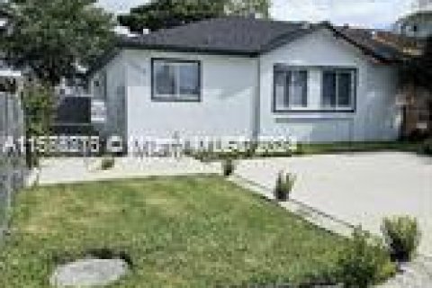 House in Miami, Florida 3 bedrooms, 89.19 sq.m. № 1352108 - photo 1