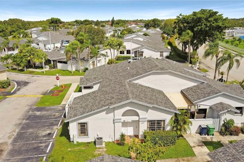 Villa ou maison à louer à Miami, Floride: 2 chambres, 93.83 m2 № 1352109 - photo 10