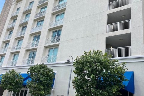 Condo in Miami, Florida, 2 bedrooms  № 1352196 - photo 1