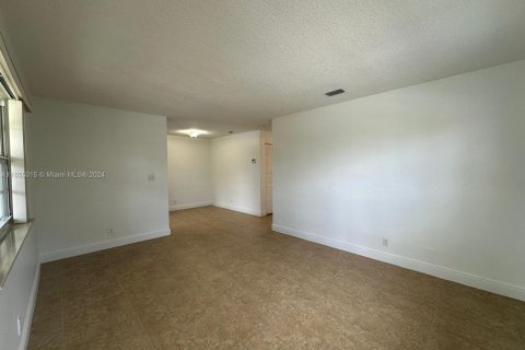 House in Pompano Beach, Florida 2 bedrooms № 1352197 - photo 4