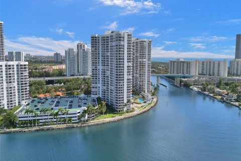 Condo in Aventura, Florida, 2 bedrooms  № 1168114 - photo 28