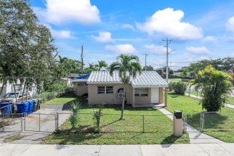 Casa en venta en Hollywood, Florida, 4 dormitorios, 194.91 m2 № 1412110 - foto 1