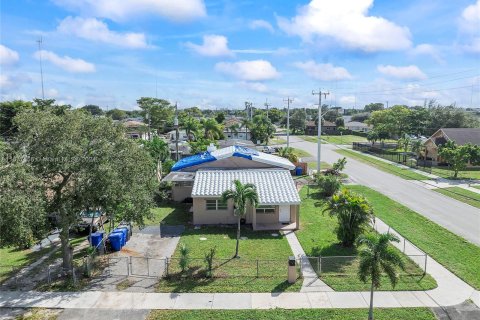 Casa en venta en Hollywood, Florida, 4 dormitorios, 194.91 m2 № 1412110 - foto 3