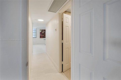 Condo in Hollywood, Florida, 2 bedrooms  № 1021777 - photo 14