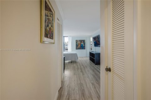 Condo in Hollywood, Florida, 2 bedrooms  № 1021777 - photo 15