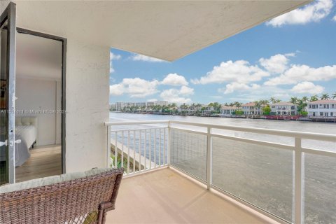 Condo in Hollywood, Florida, 2 bedrooms  № 1021777 - photo 29