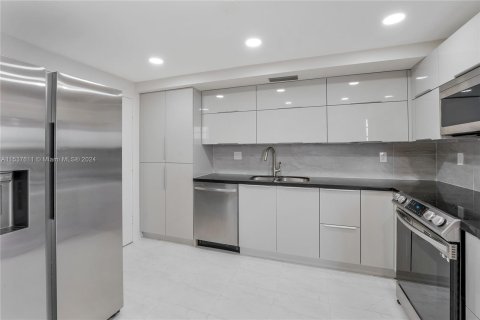 Condo in Hollywood, Florida, 2 bedrooms  № 1021777 - photo 6