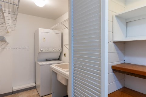 Condo in Miami, Florida, 2 bedrooms  № 1076161 - photo 12