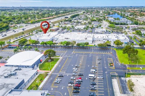 Propiedad comercial en venta en Hialeah, Florida № 1037746 - foto 9