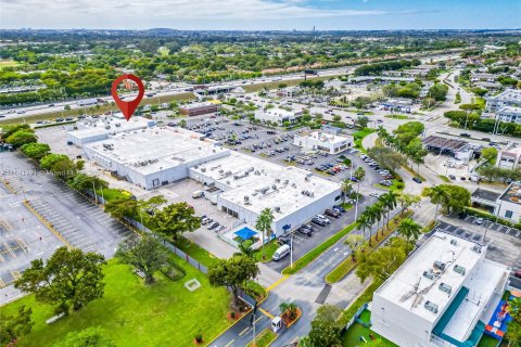 Propiedad comercial en venta en Hialeah, Florida № 1037746 - foto 26