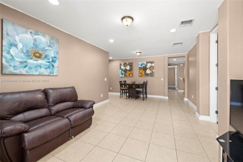 Condominio en venta en Pembroke Pines, Florida, 3 dormitorios, 122.17 m2 № 1037710 - foto 11